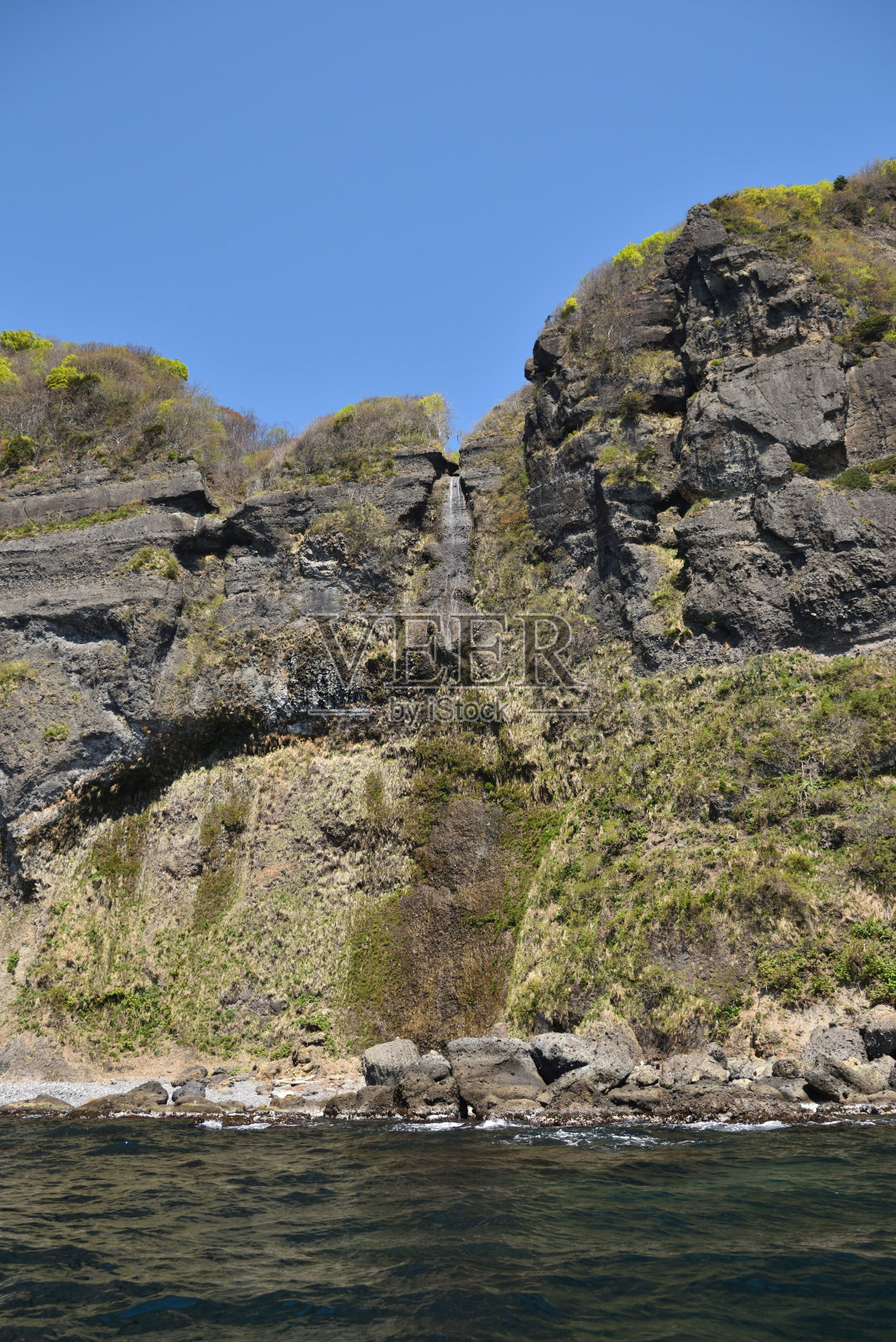 游向北海道函馆的蓝色洞穴照片摄影图片