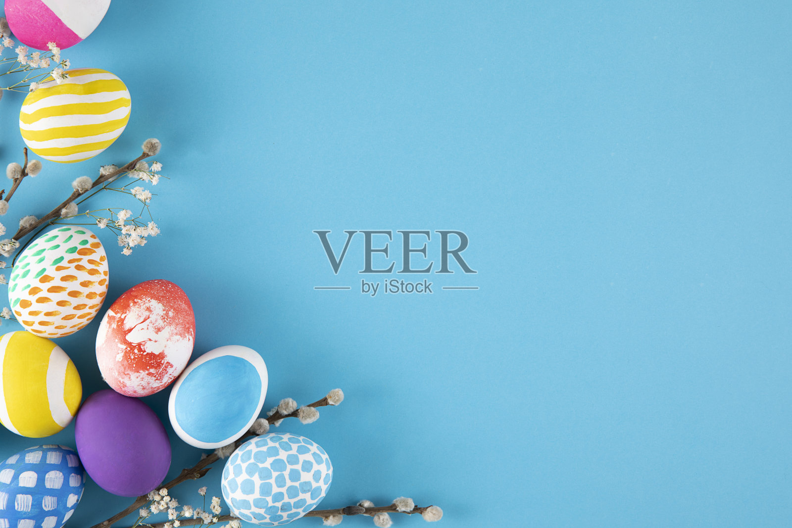 蓝色背景上的彩色复活节彩蛋照片摄影图片