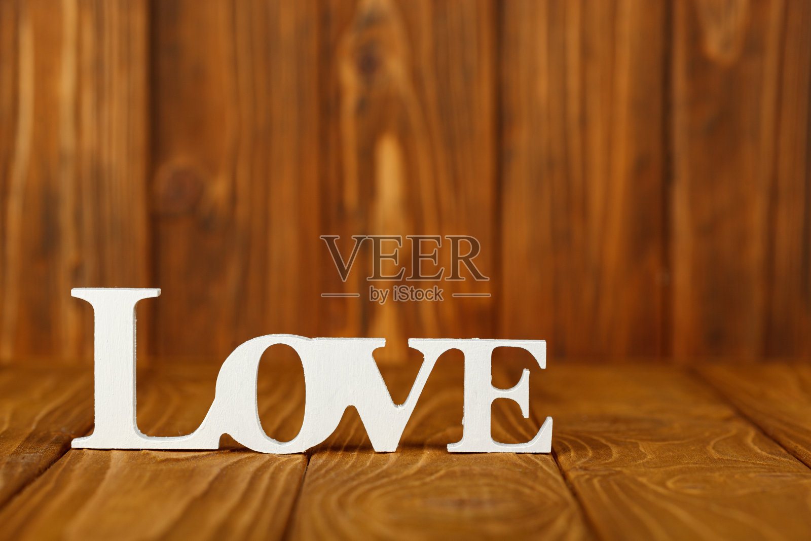 木制背景上刻着“我爱你”照片摄影图片
