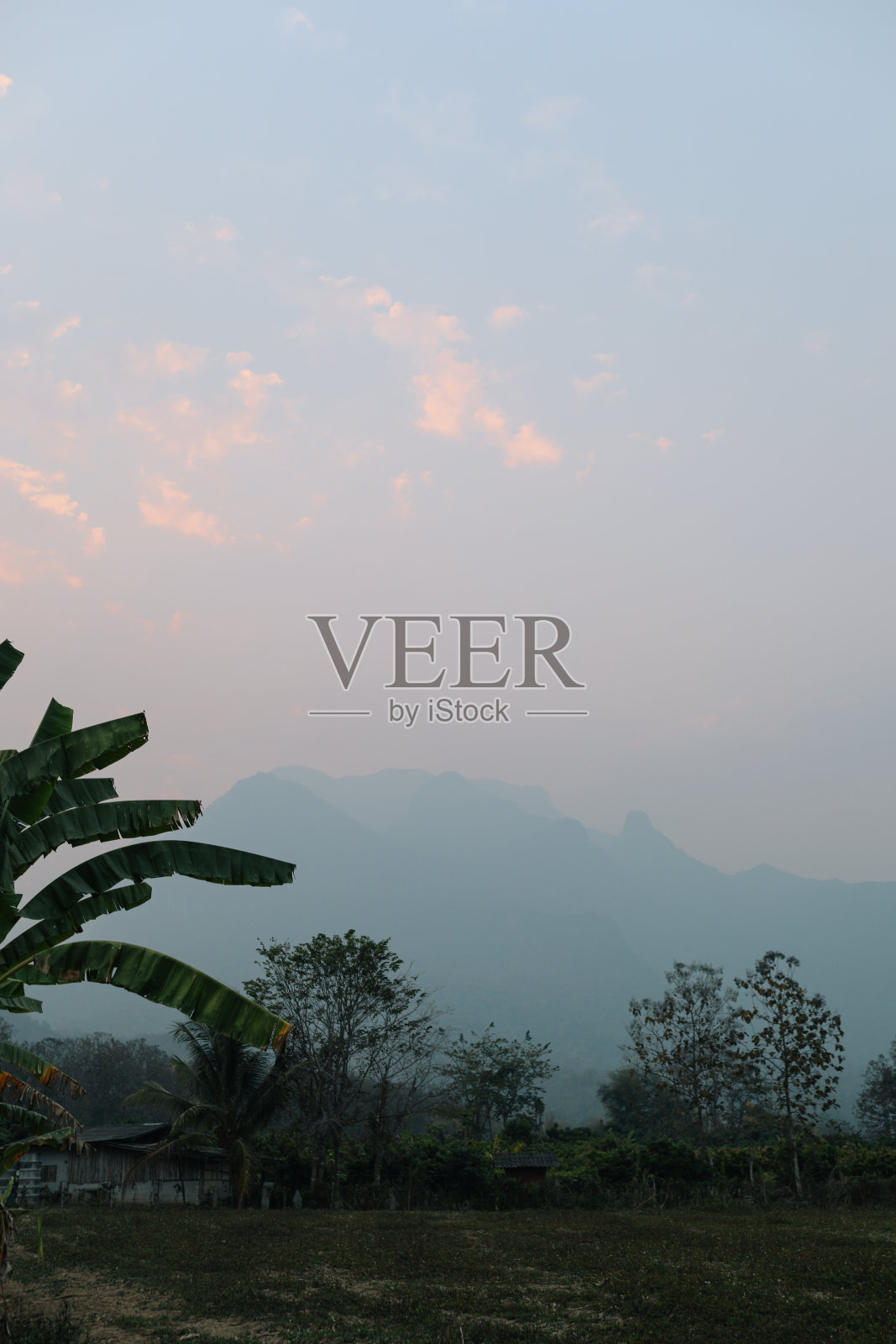 泰国清岛山的烟雾视图照片摄影图片