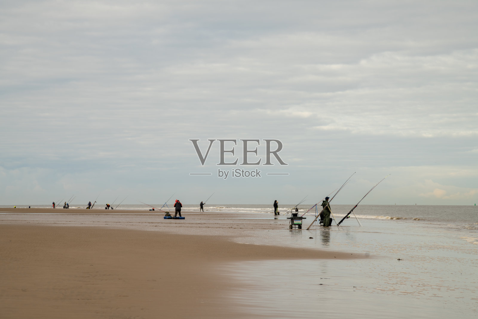 在英国威勒尔的新布莱顿海滩钓鱼照片摄影图片