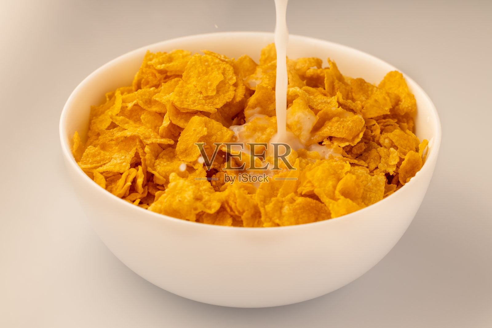 麦片早餐放在白色的碗里照片摄影图片