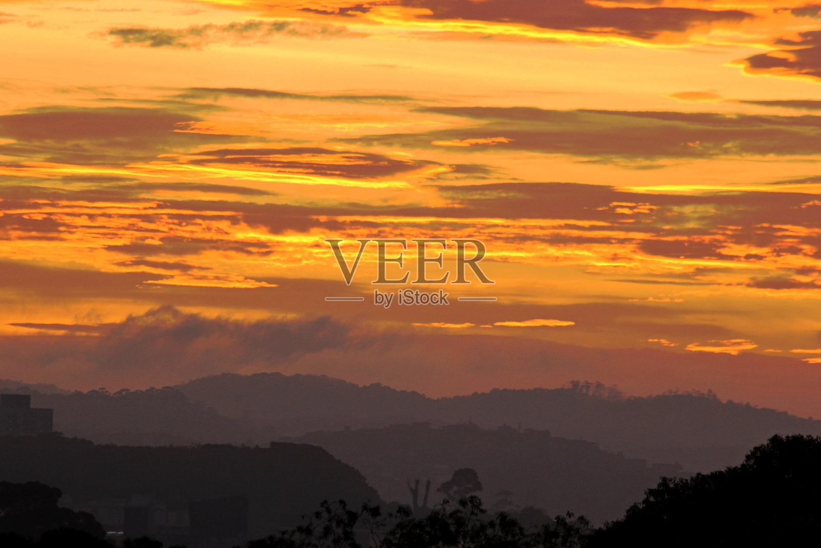 层叠的山丘剪影和日出照片摄影图片