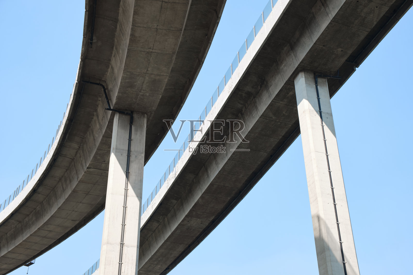 高架高速公路在一个晴朗的日子。蓝天下的高速公路立交桥。高速公路高架桥立交照片摄影图片