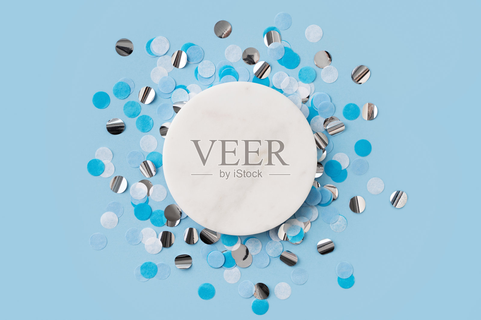 男孩,婴儿生日,庆祝概念与空白的白色空间和蓝色的五彩纸屑照片摄影图片