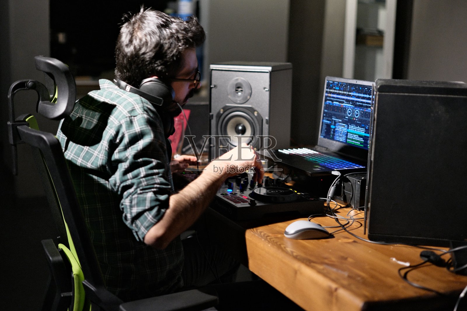 在工作室制作音乐照片摄影图片