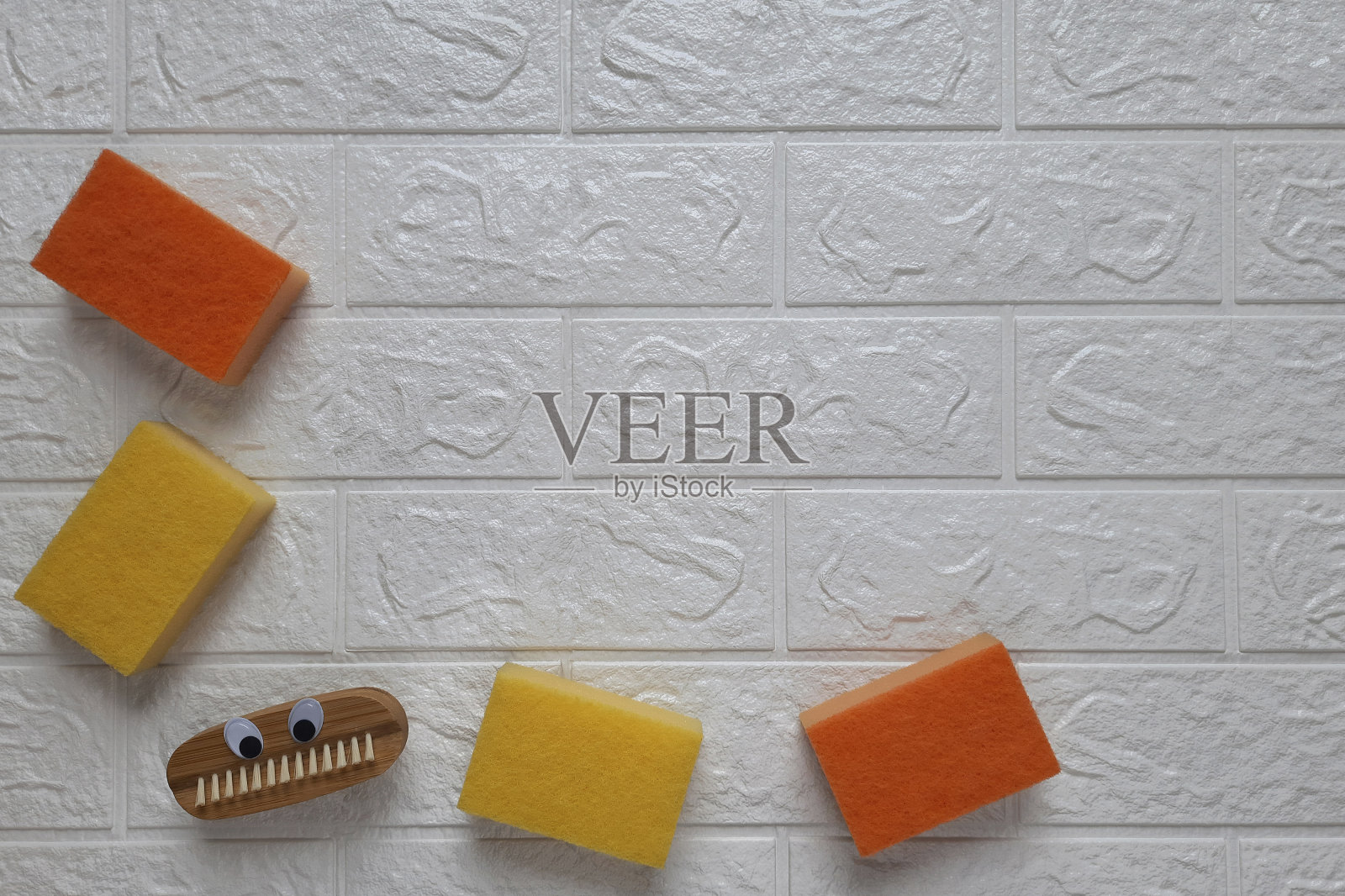 有趣的刷子和厨房清洁海绵。副本的空间。有趣的清洁概念。照片摄影图片