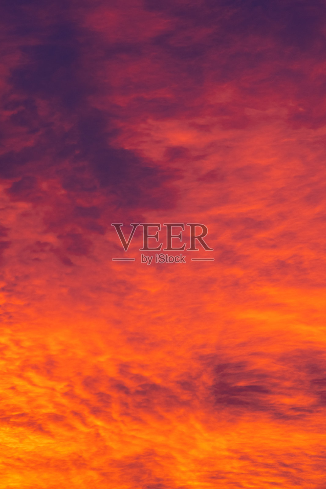 戏剧性的日落天空和云,充满活力的色彩,长焦镜头,没有人照片摄影图片