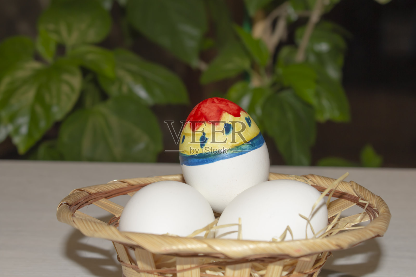 篮子里的复活节彩蛋。照片摄影图片