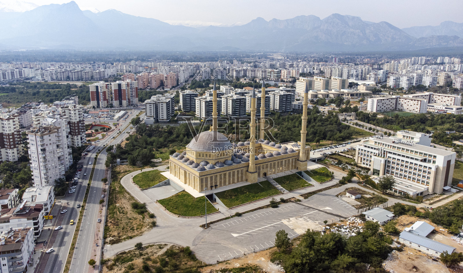 空中拍摄的清真寺,穆斯林崇拜的地方,也被称为上帝的房子照片摄影图片