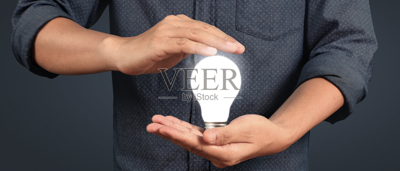 人类手握灯泡创新技术和创造力照片摄影图片