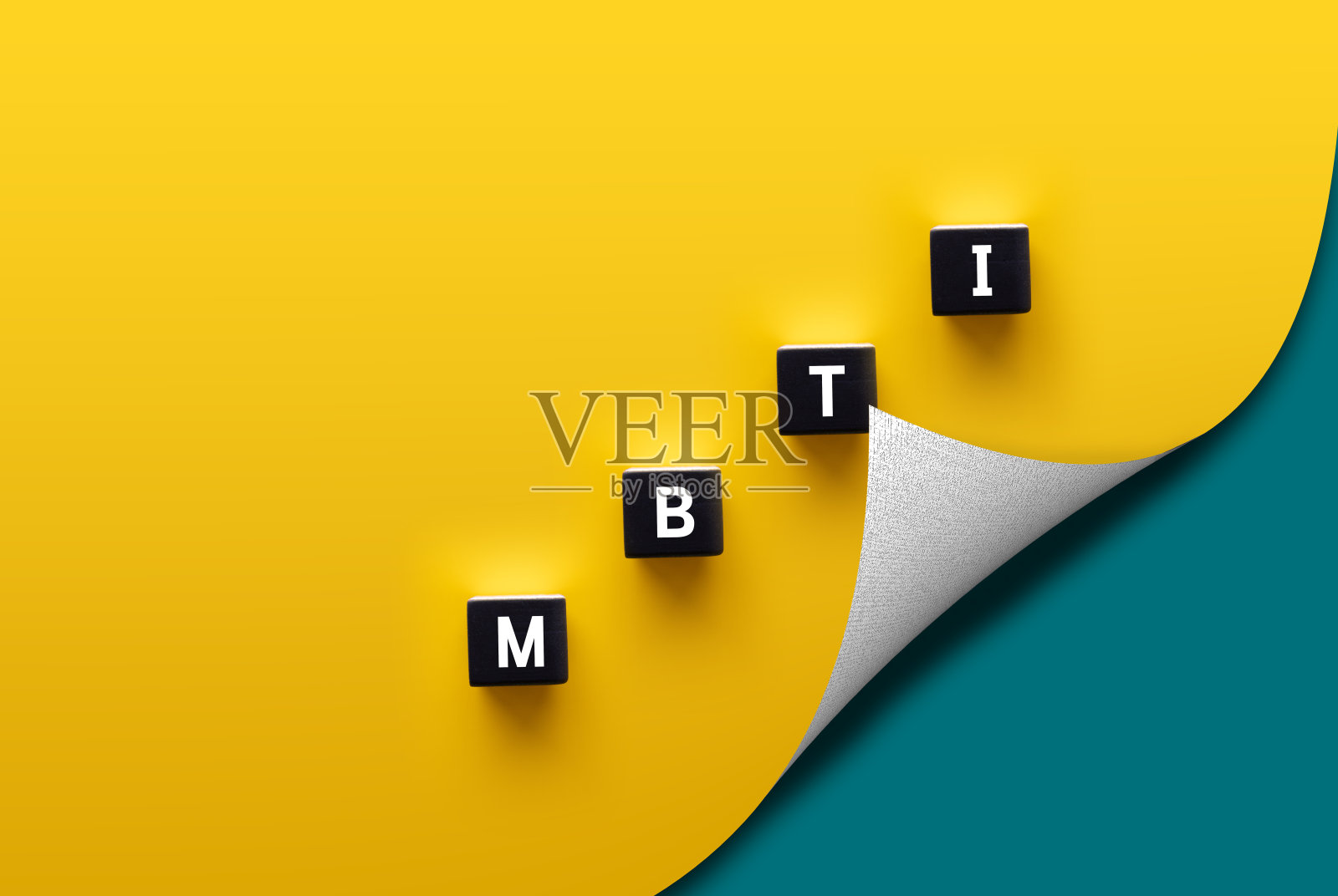 四个木块,上面写着MBTI,迈尔斯-布里格斯类型指标照片摄影图片