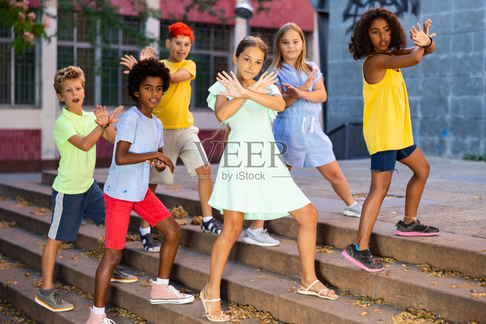 快乐的少年舞者在夏日城市的街道上表演照片摄影图片