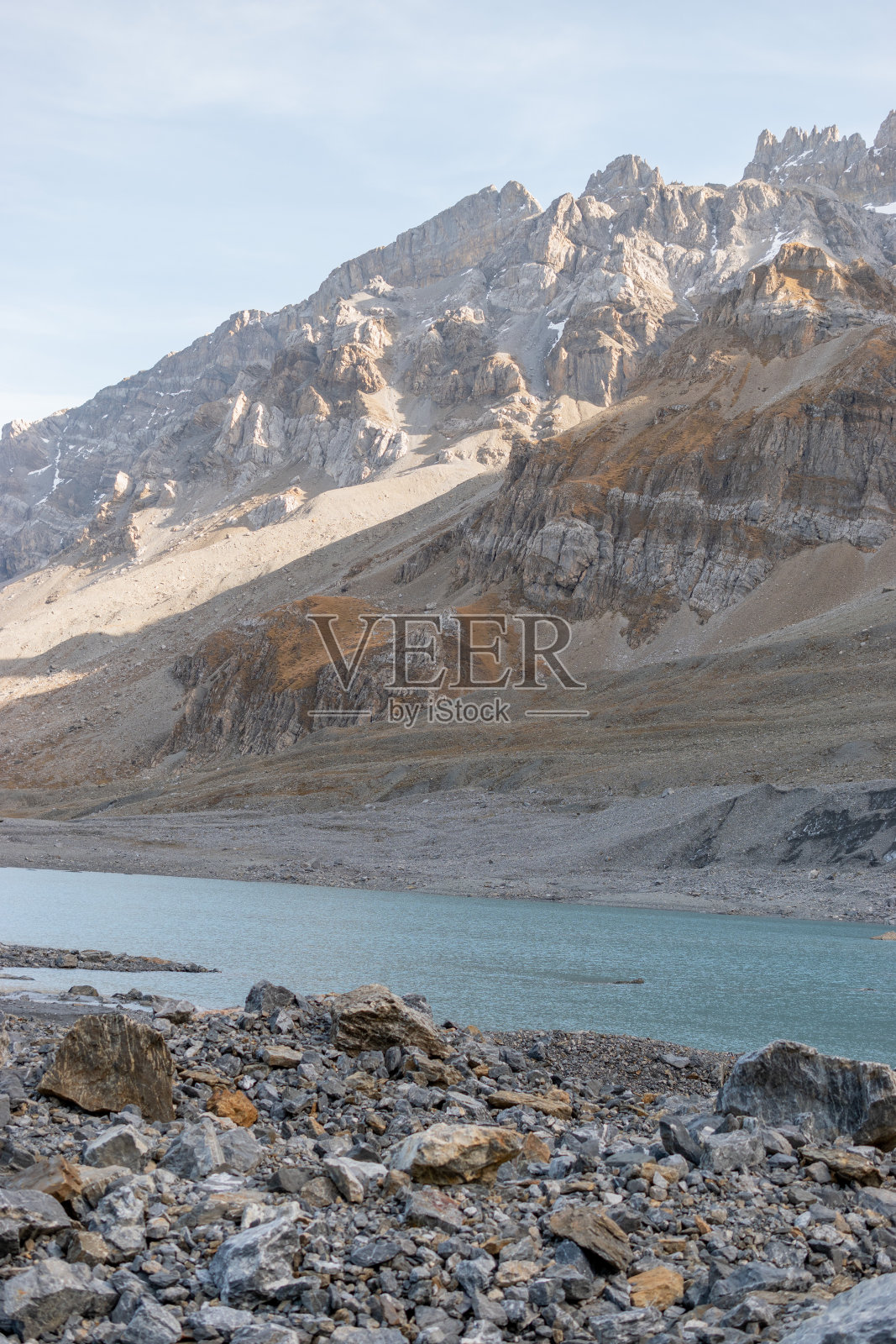 瑞士阿尔卑斯山上的一个漂亮的小湖,位于瑞士的克劳斯山口照片摄影图片