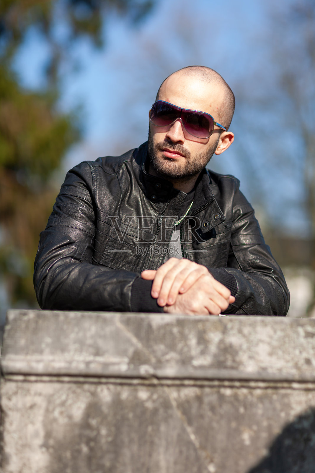 一个英俊的胡子男子的肖像从波兰戴墨镜和皮夹克照片摄影图片