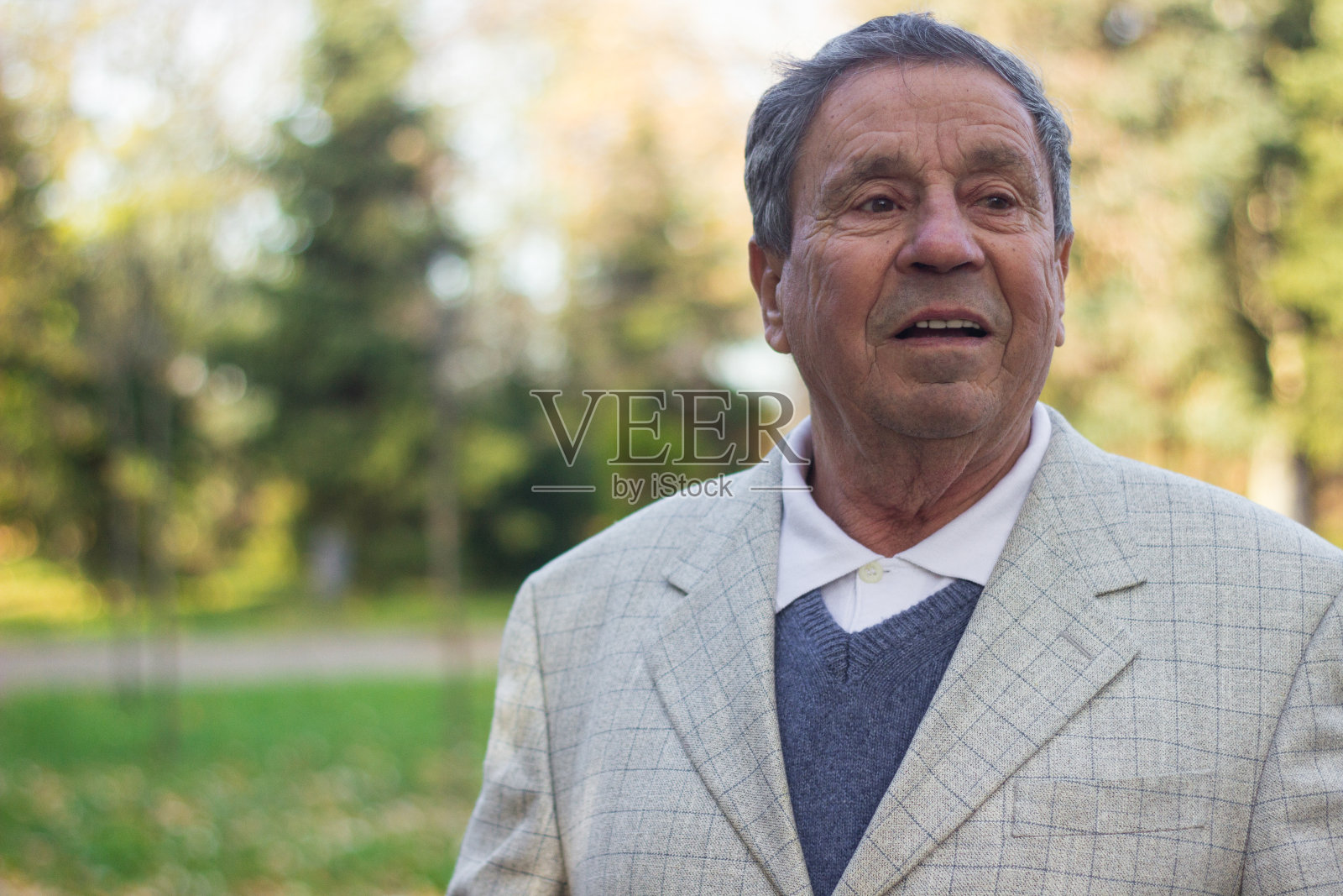 快乐满足的老男人照片摄影图片