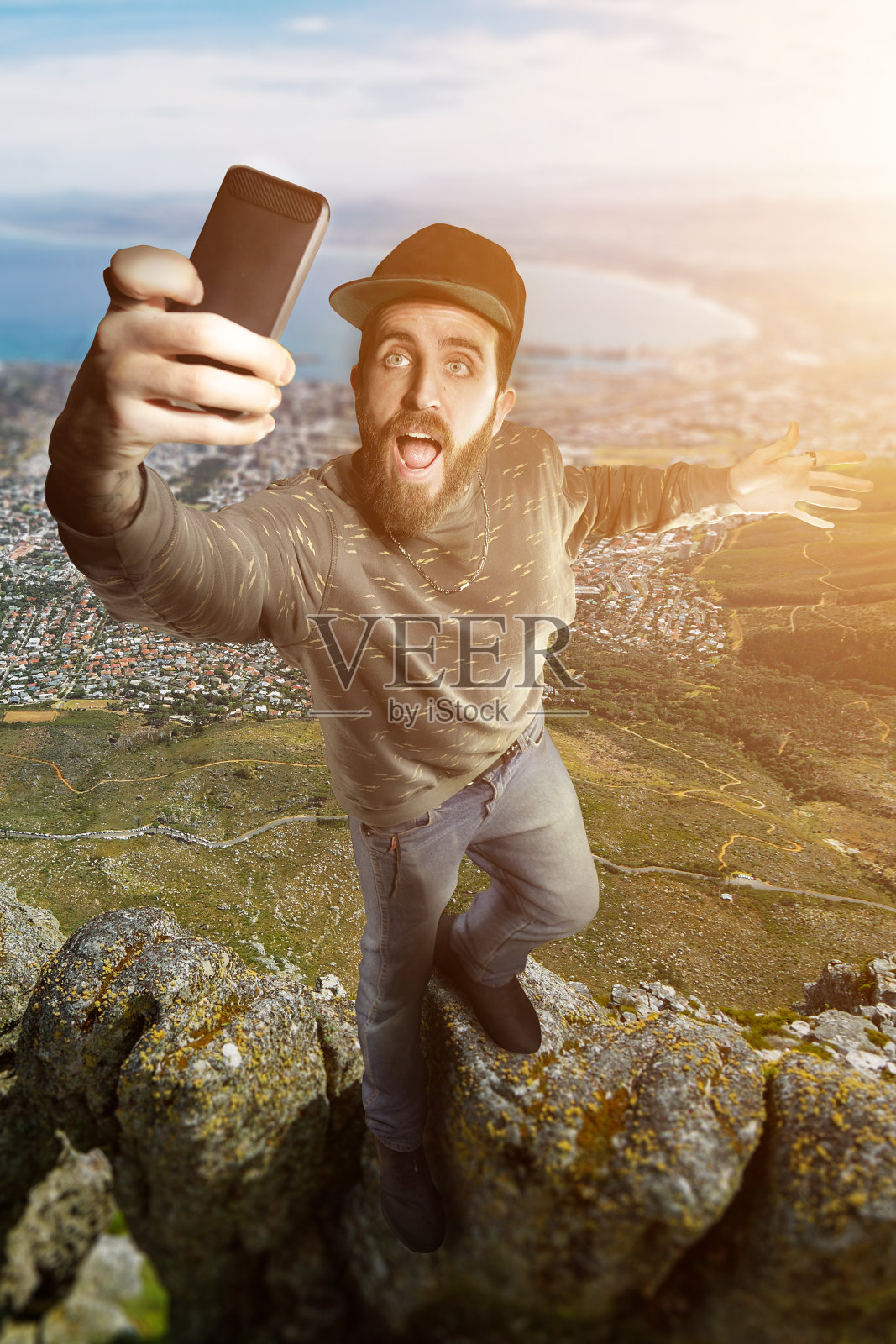 一名男子在山崖上危险地自拍照片摄影图片