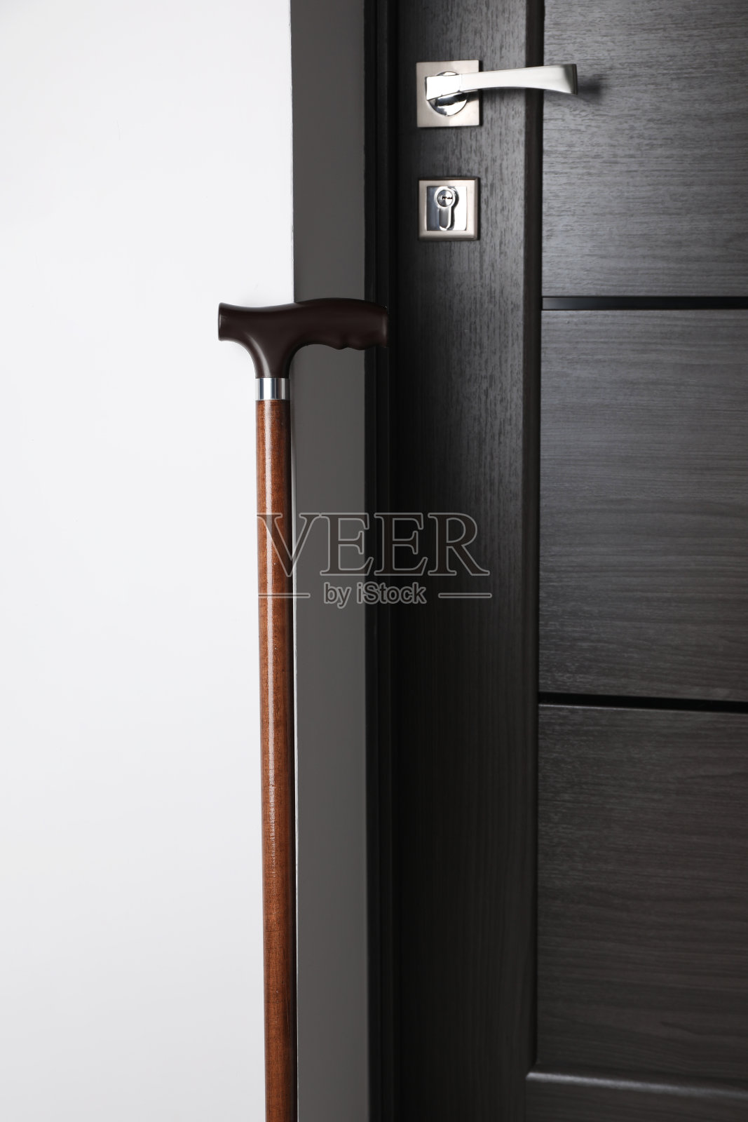 优雅的木制手杖靠近门室内照片摄影图片
