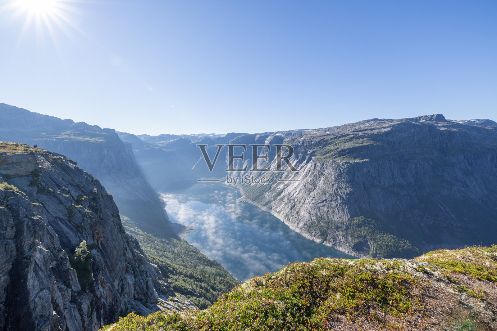 挪威山上美丽的湖在晨雾中照片摄影图片