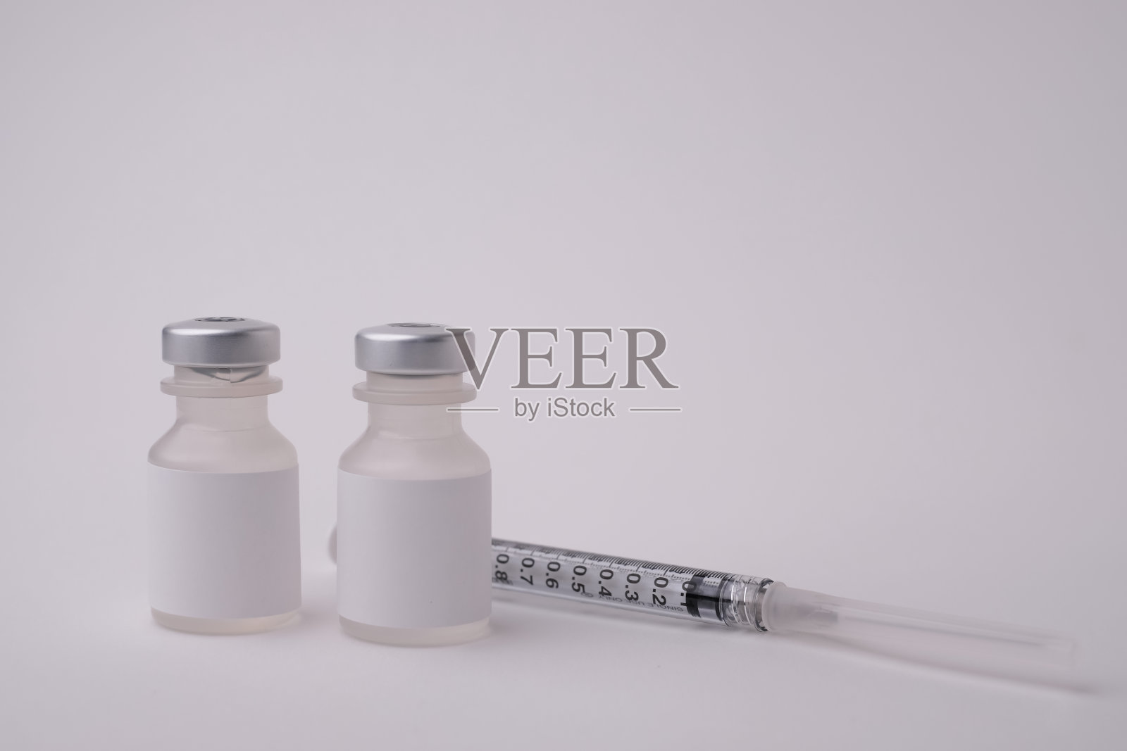 注射用疫苗瓶的针和注射器及药学概念。疾病和COVID-19的医疗卫生预防。照片摄影图片