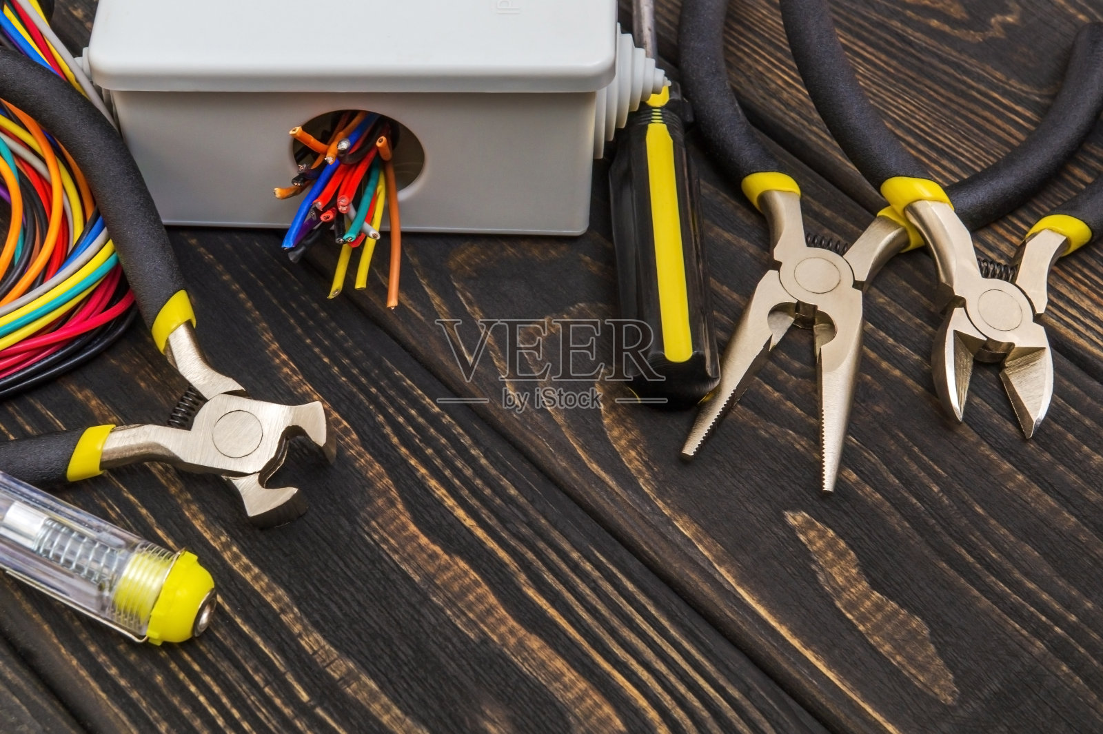 电气接线盒、电缆、电线和电气安装过程中使用的工具照片摄影图片