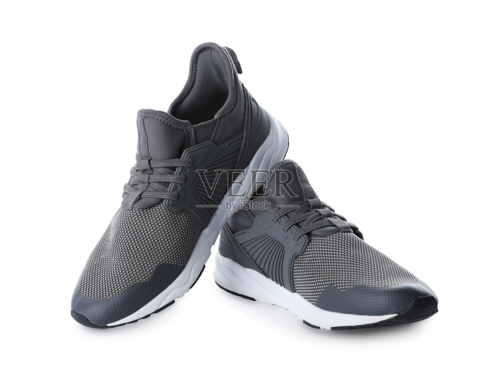 一双时尚的灰色运动鞋在白色的背景照片摄影图片