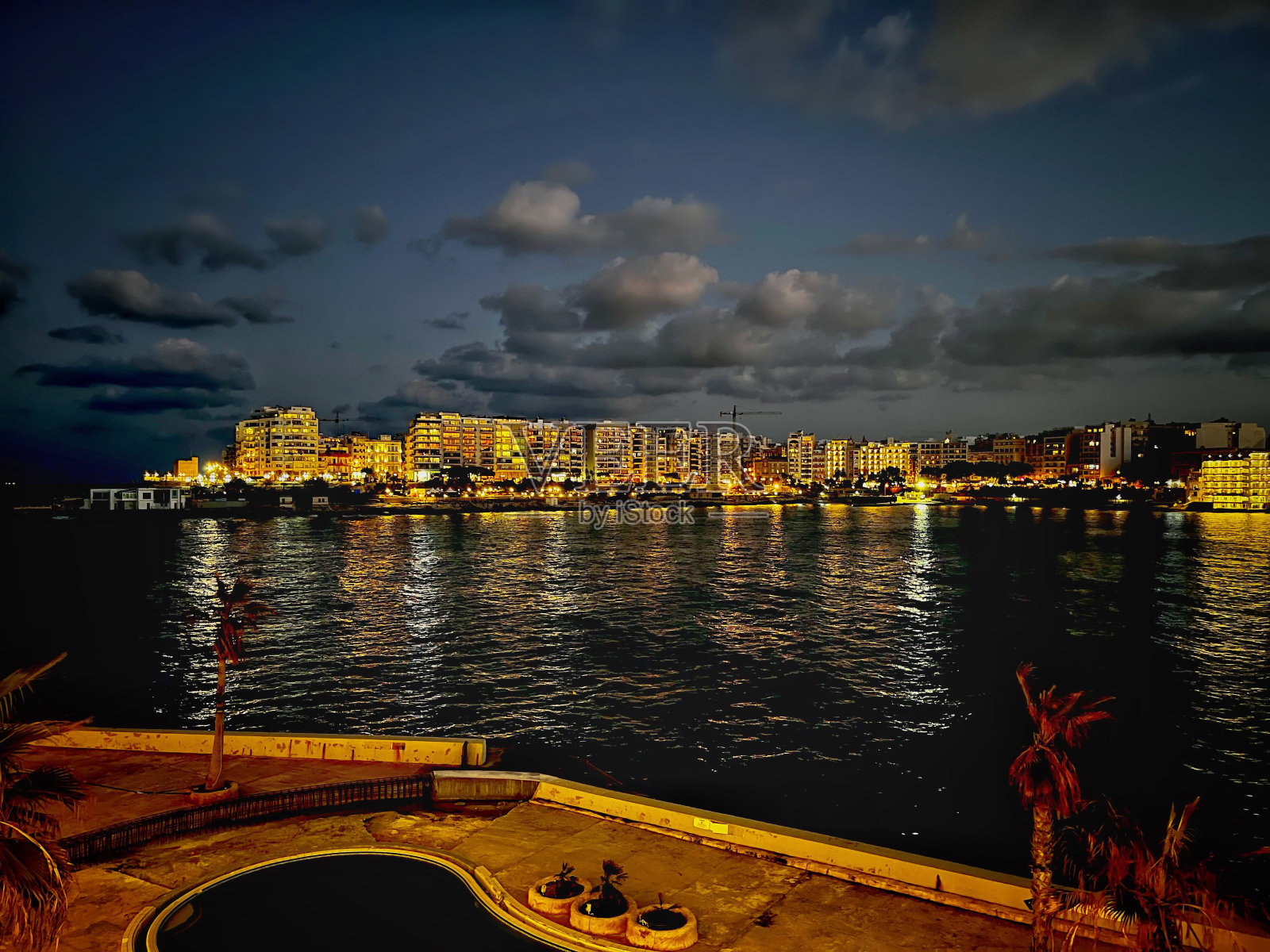 日落时分的马耳他圣朱利安湾照片摄影图片