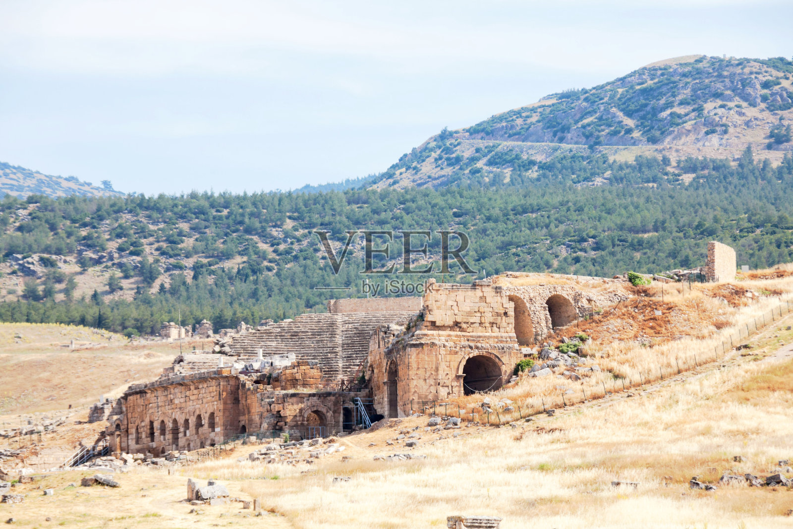 夏天在土耳其度假,观赏希拉波利斯古城照片摄影图片