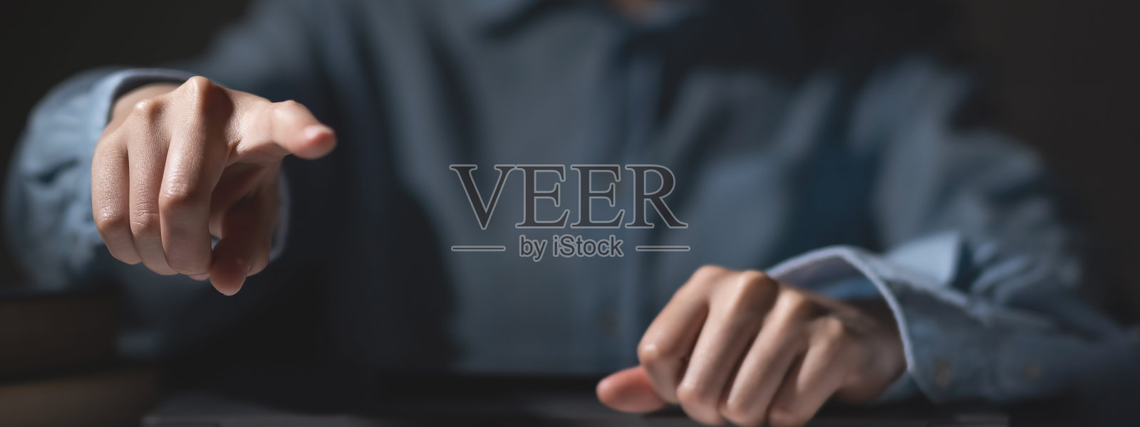 商人用手指着复印空间。旗帜的技术概念。照片摄影图片