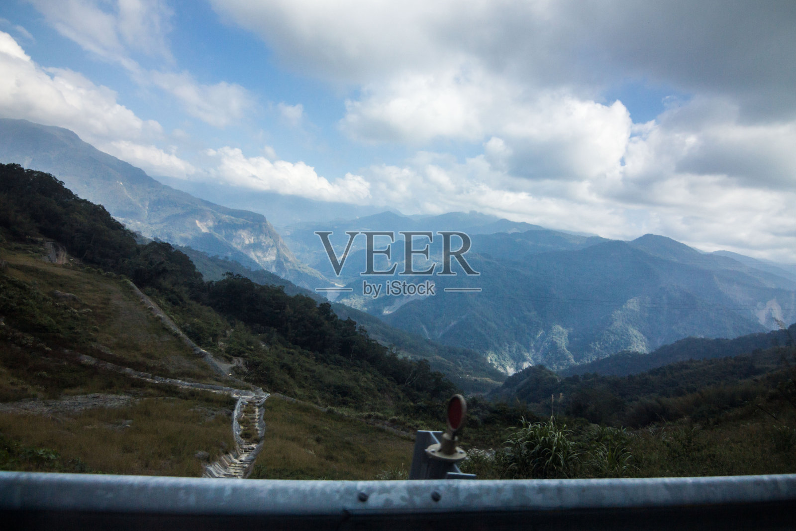 在台湾度假-从汽车看阿里山的道路照片摄影图片