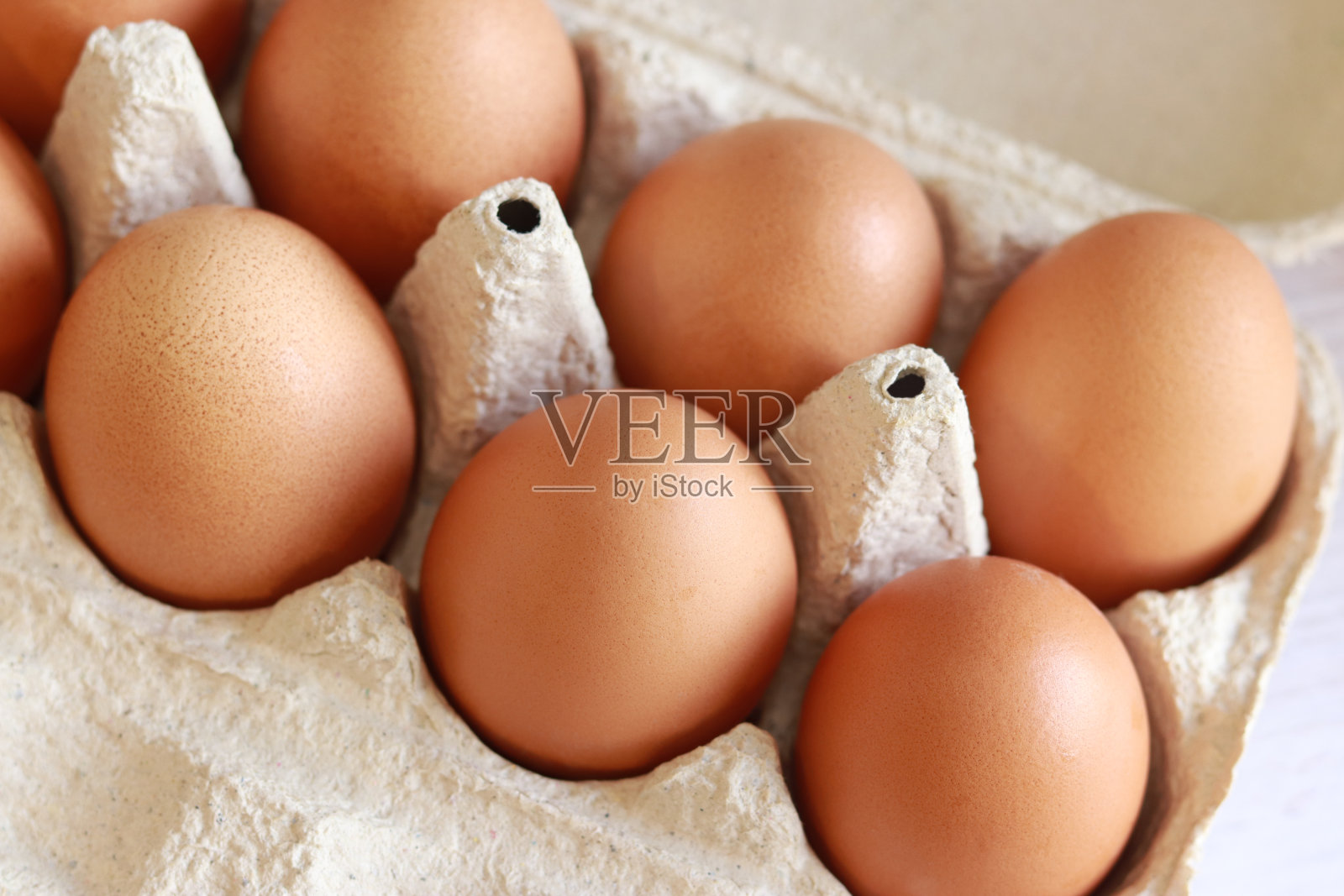 新鲜的生鸡蛋装在纸制鸡蛋容器里照片摄影图片