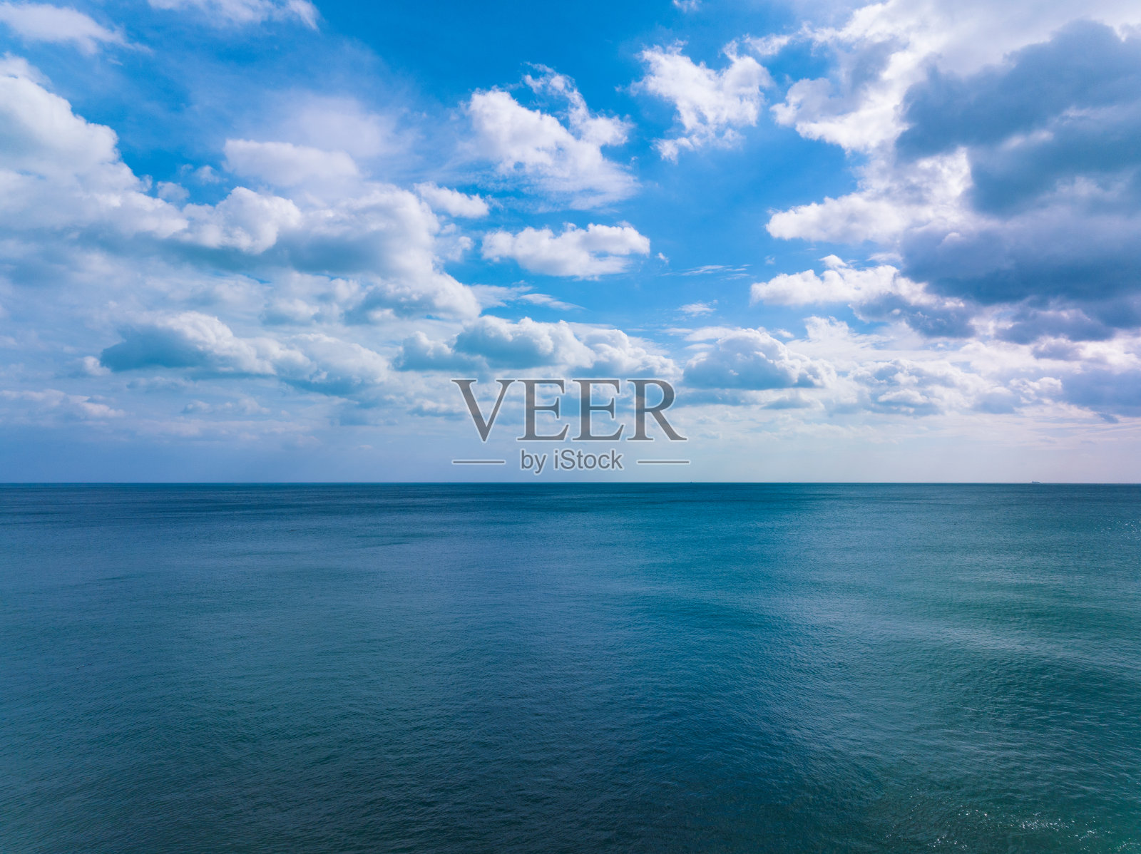 海面鸟瞰图,蓝色海浪和水面纹理的鸟瞰图,蓝色的大海背景美丽的自然,惊人的海景背景照片摄影图片