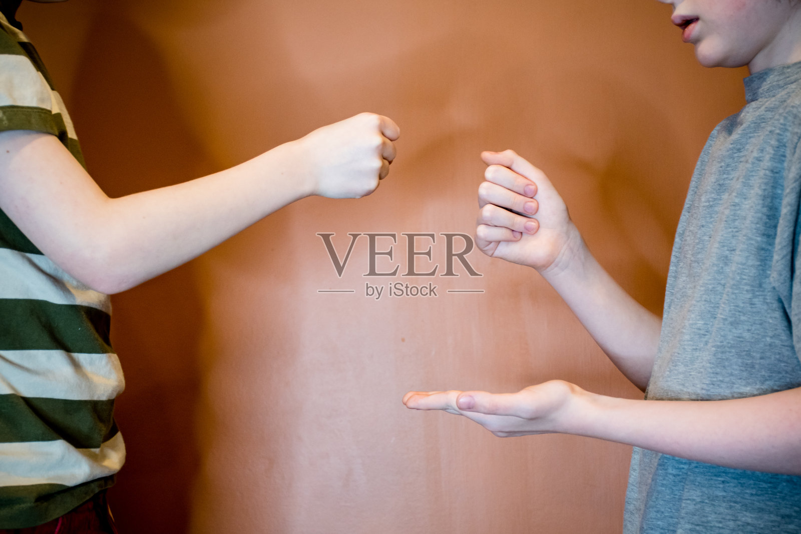 僵持:男孩们用石头剪刀布系领带照片摄影图片