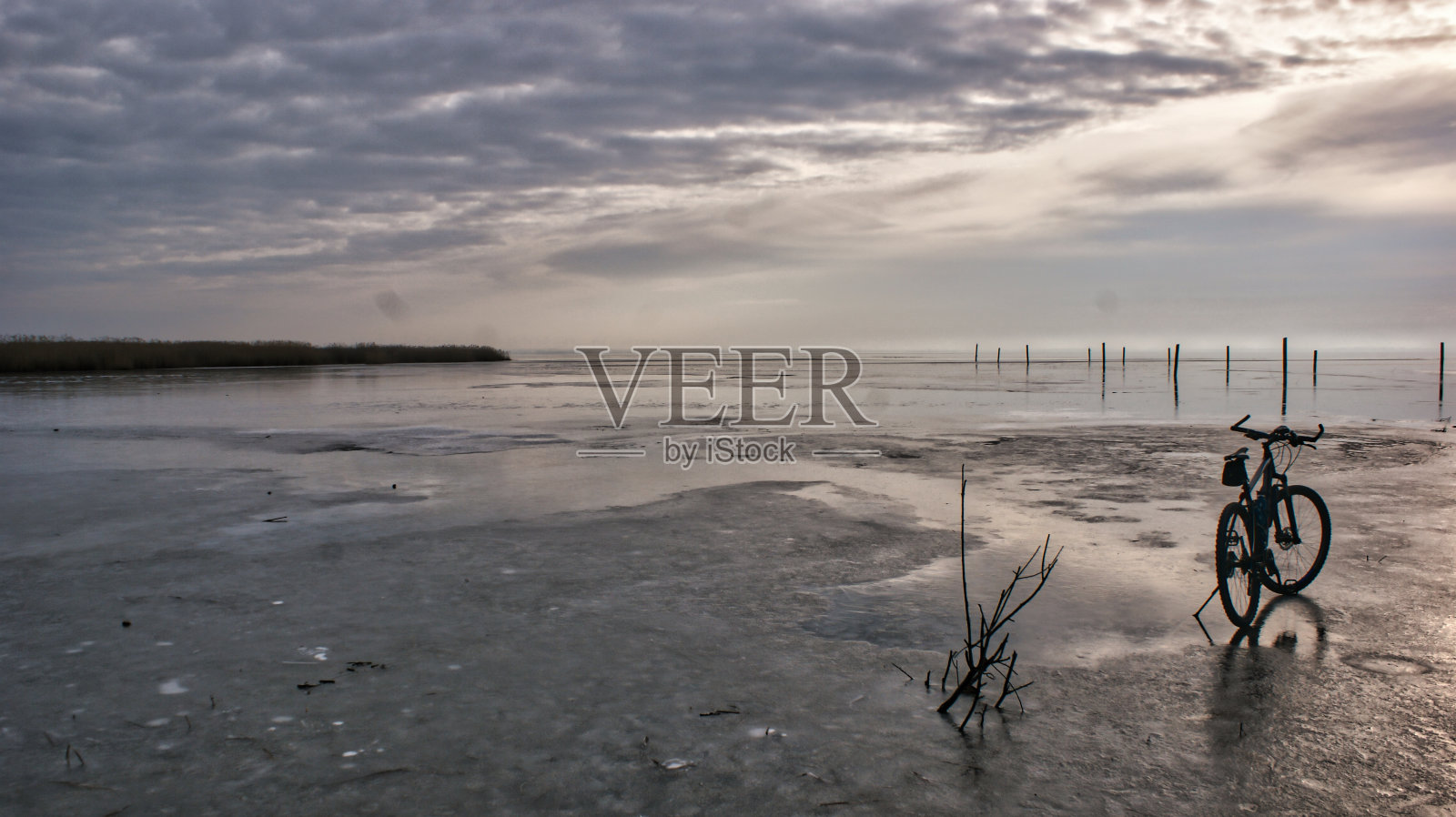 冻结的新西德勒湖照片摄影图片