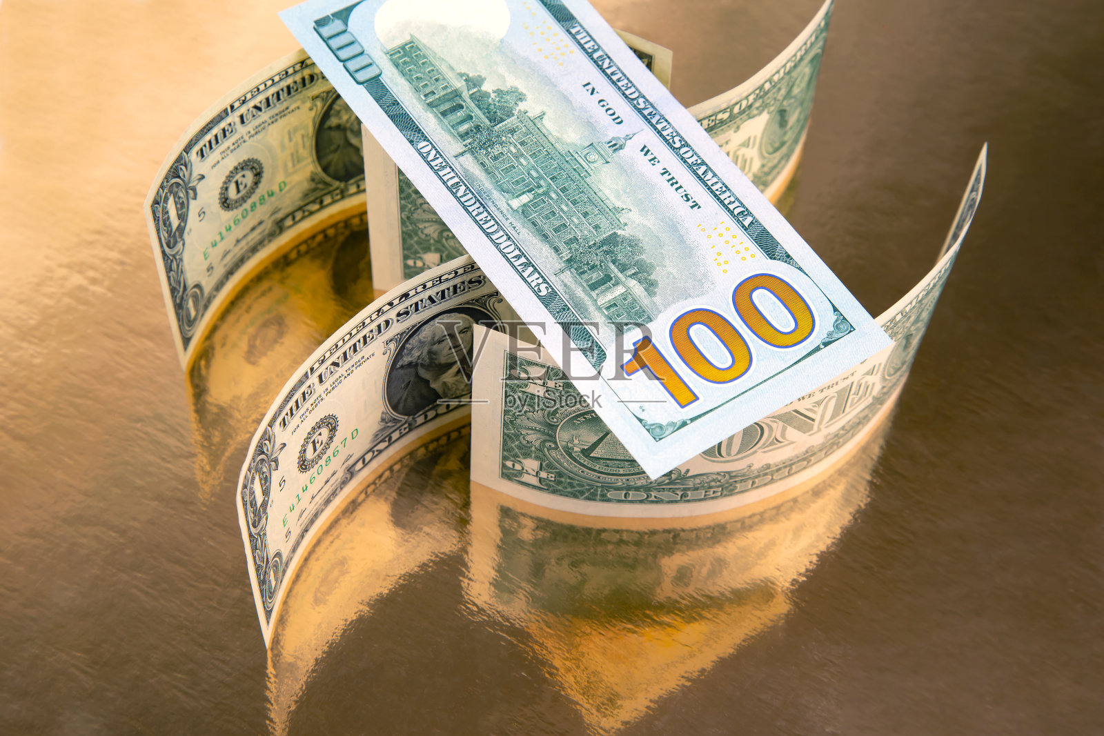 金色背景上的美元迷宫。成功的财务之墙。经营理念照片摄影图片