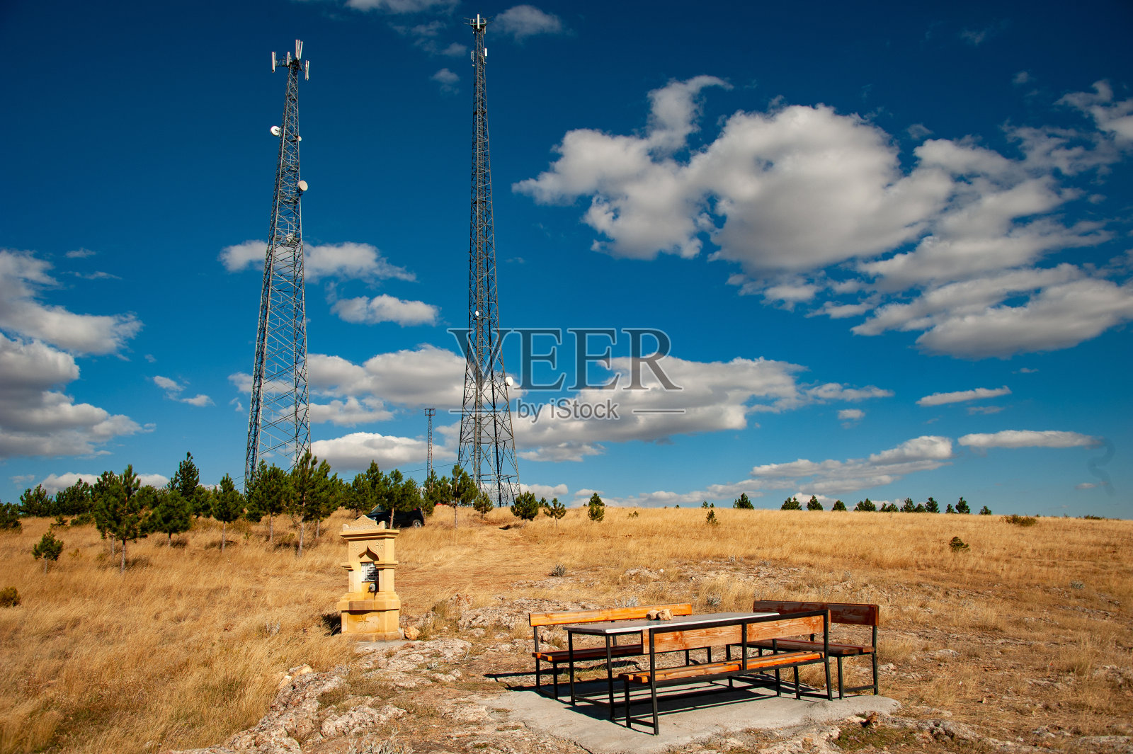 村庄顶部的电话发射机杆子照片摄影图片
