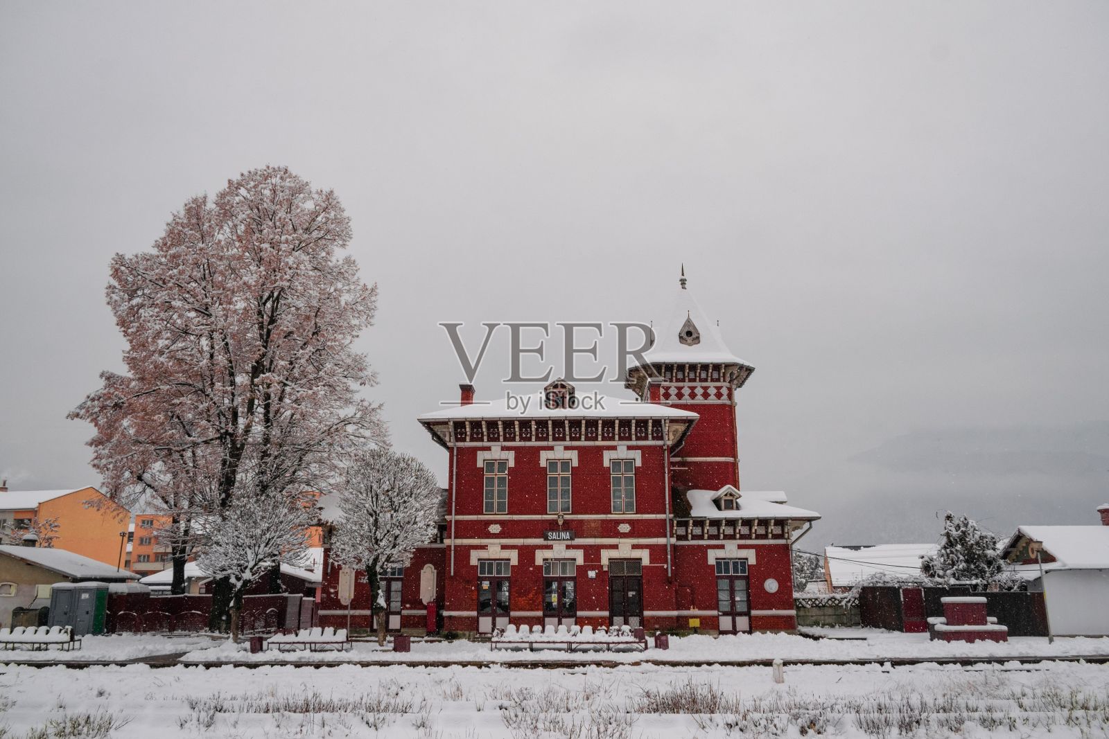 罗马尼亚雪中历史悠久的Tirgu Ocna火车站的美丽照片照片摄影图片