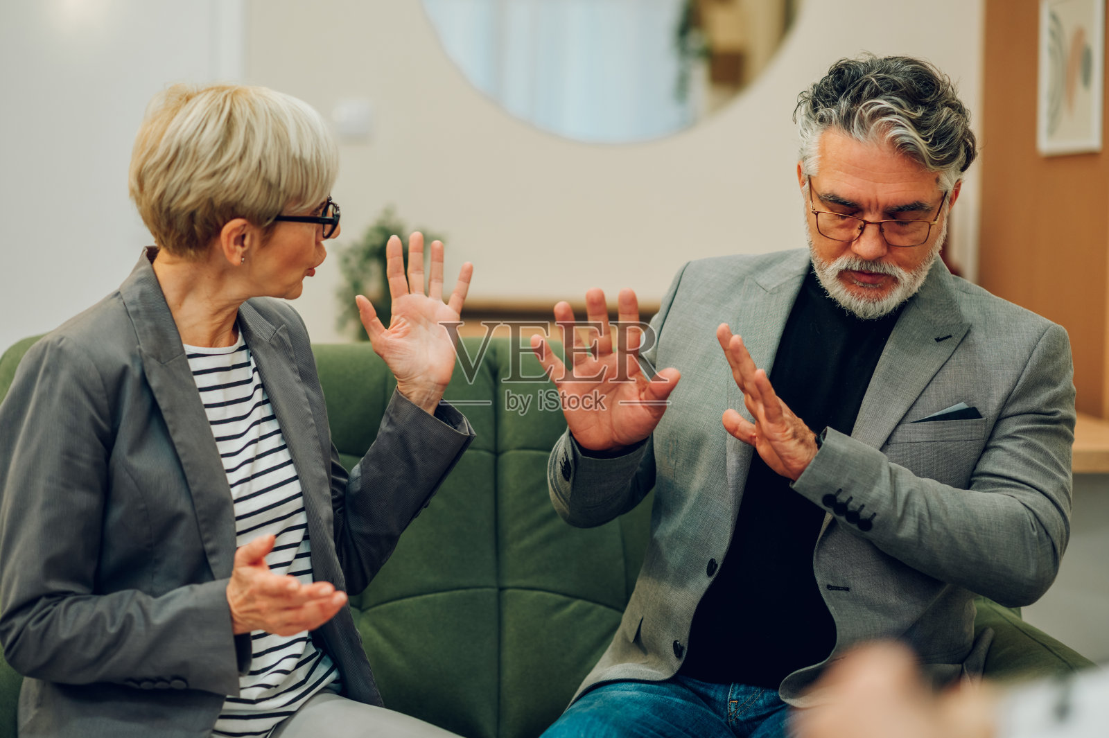 老年夫妇在心理咨询师办公室接受治疗照片摄影图片