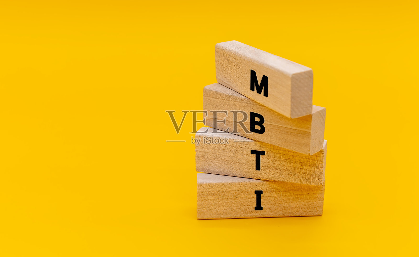 四个木块,上面写着MBTI,迈尔斯-布里格斯类型指标照片摄影图片