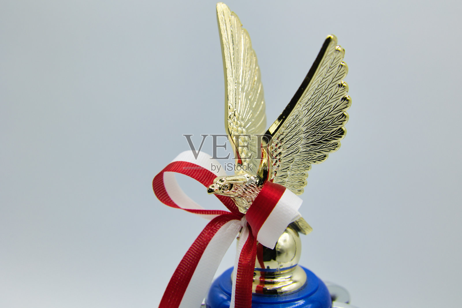 炫酷的金光闪闪的奖杯照片摄影图片