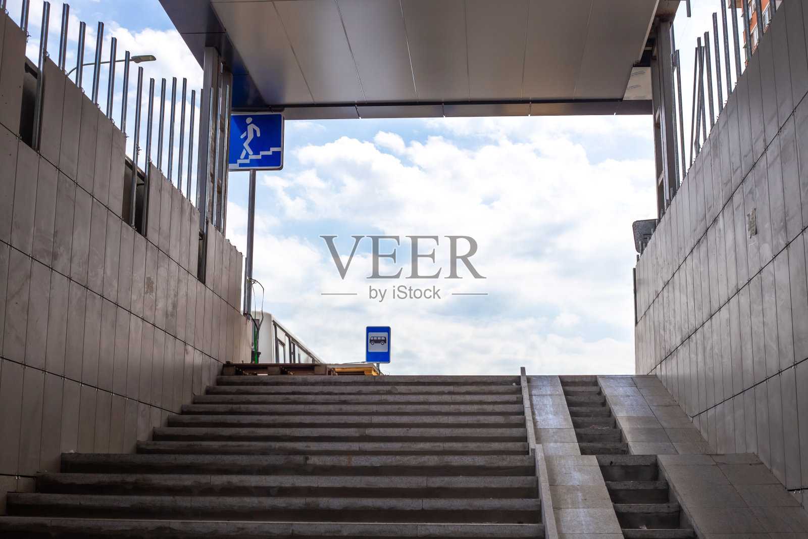 地下通道:有台阶向上引导的地下通道城市基础设施交通繁忙照片摄影图片