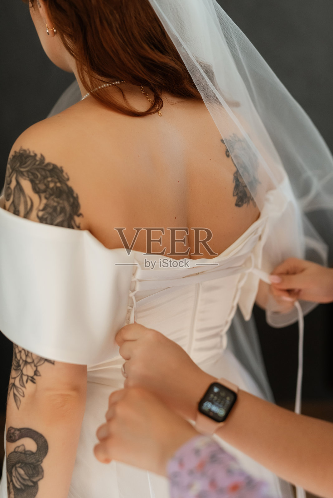 为新娘准备同礼服照片摄影图片