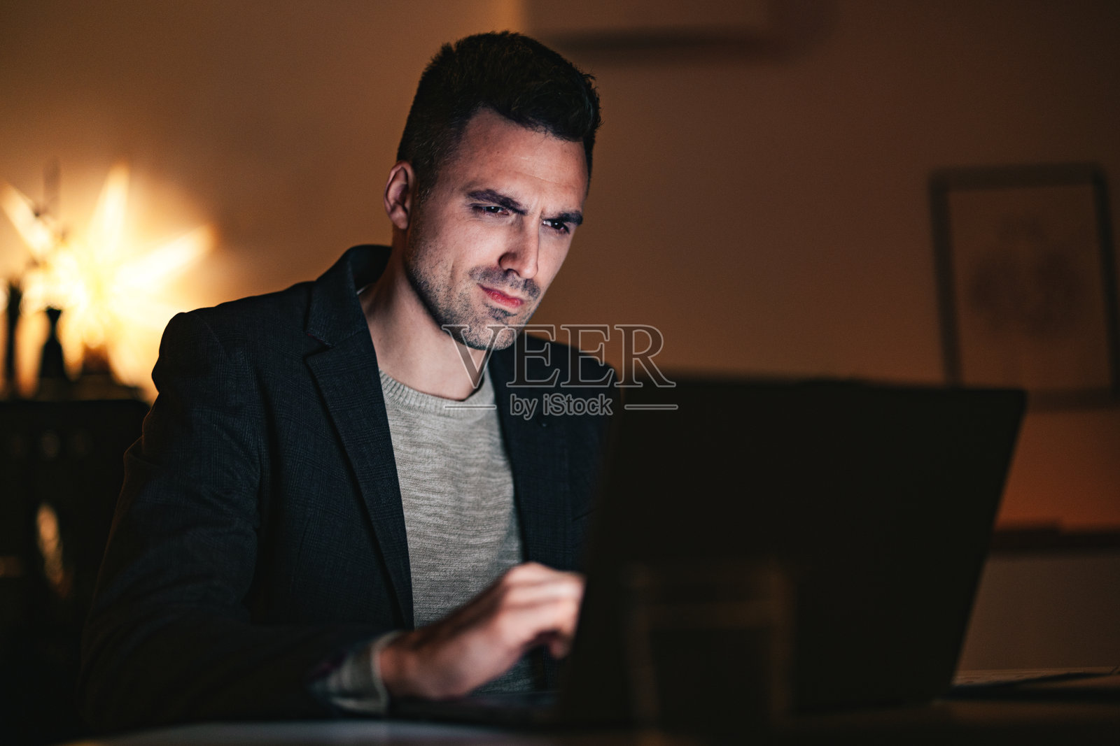 焦虑的商人晚上在家工作照片摄影图片