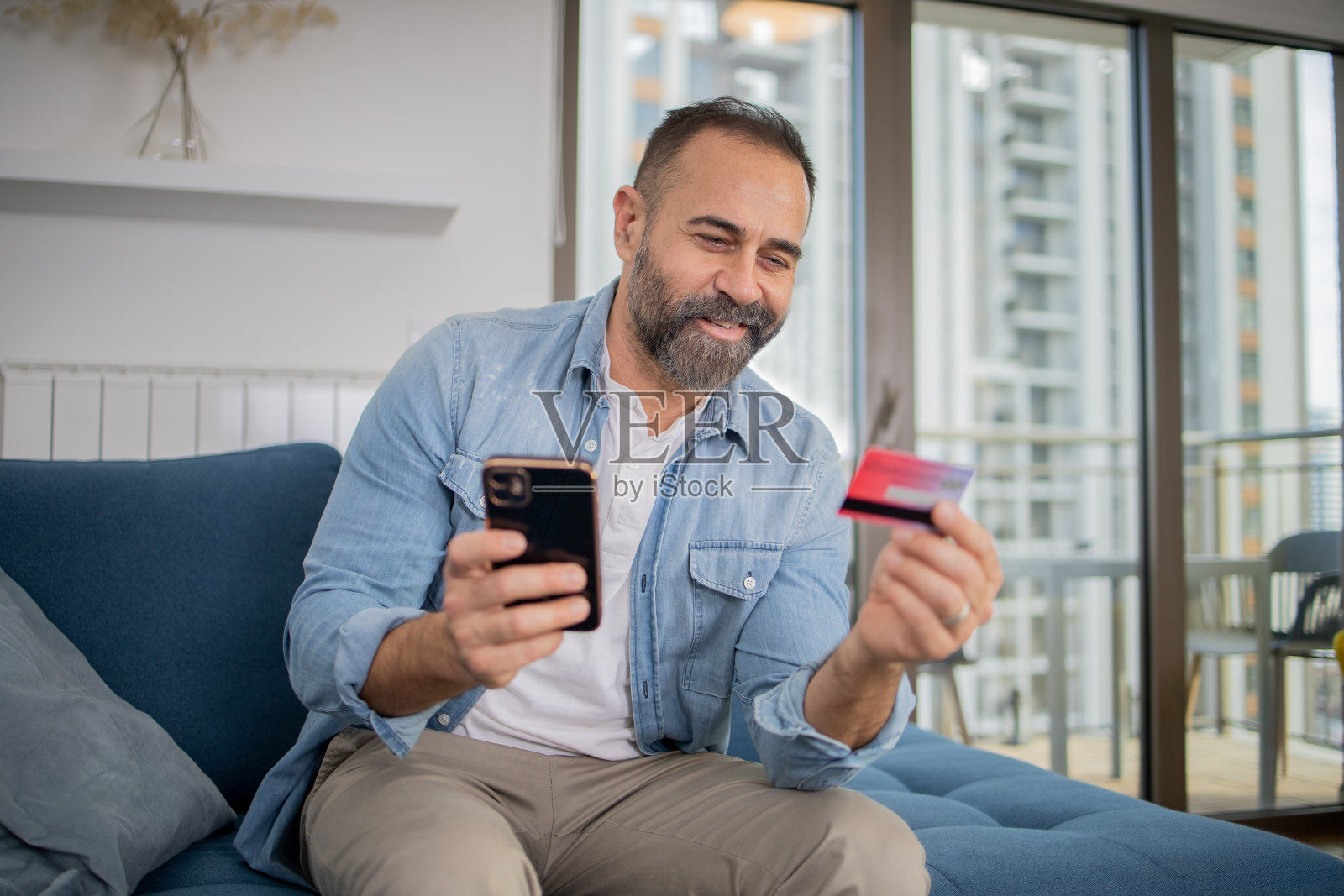 快乐的顾客享受网上购物照片摄影图片