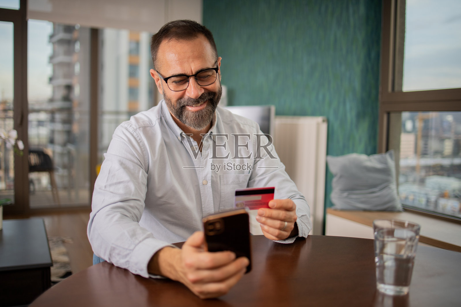 快乐的顾客享受网上购物照片摄影图片