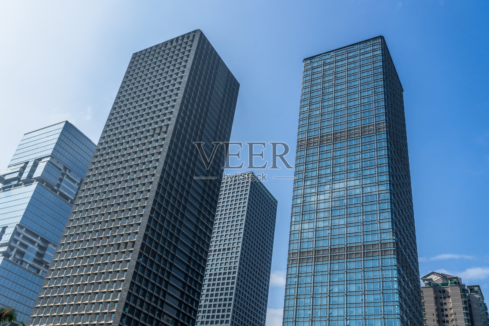 以晴空为背景的现代办公楼照片摄影图片