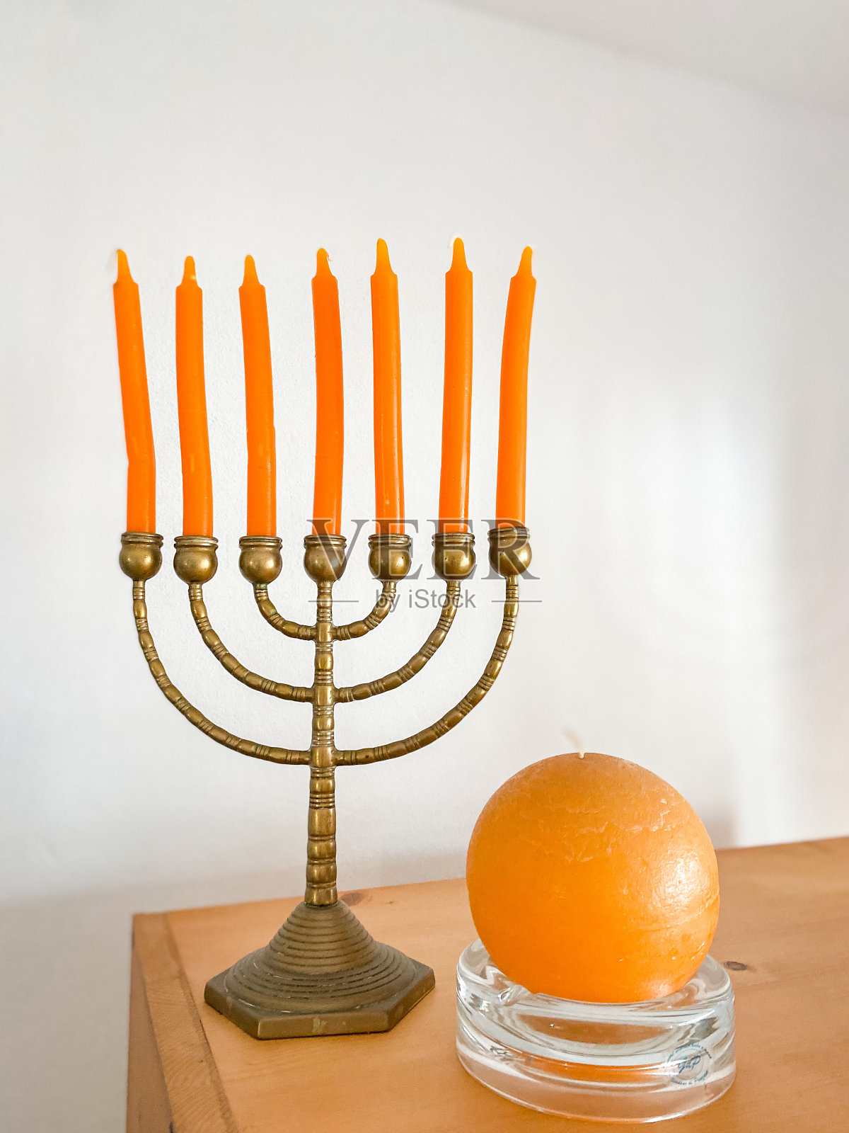 静物与犹太烛台和橙色蜡烛照片摄影图片