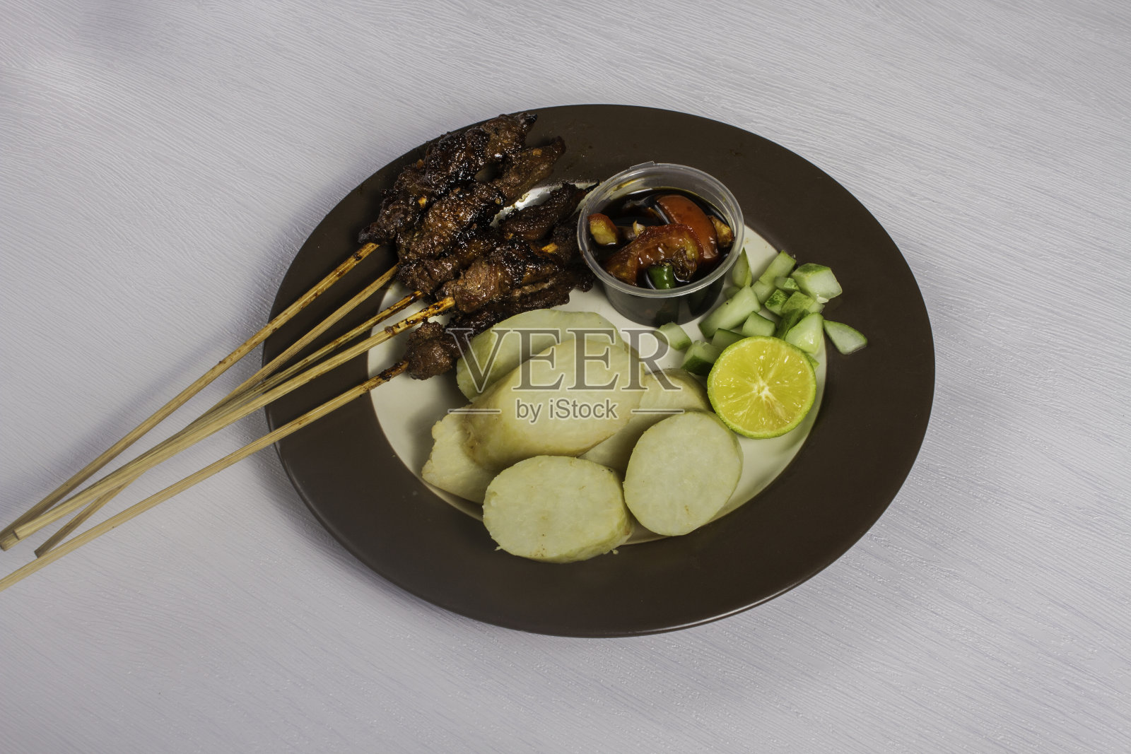 白桌子上有沙茶照片摄影图片