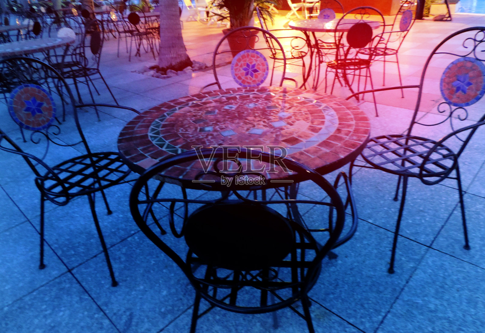 模糊的视野街咖啡馆的桌子外面的灯照亮在黄昏深夜,没有人空桌子,热带照片摄影图片