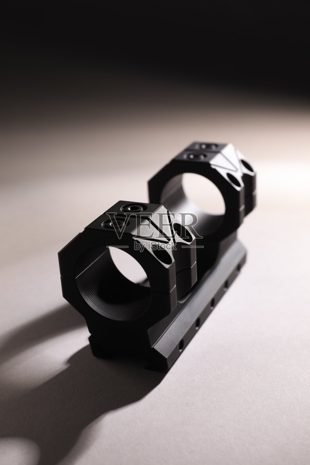 快速断开狙击手悬臂瞄准镜安装在灰色背景上,特写照片摄影图片